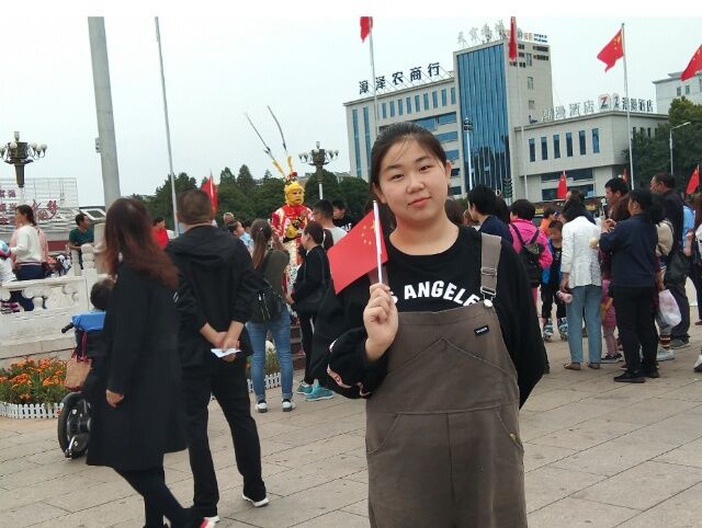 一笔一划扬青春风采 理想信念诉无悔深情——“我和国旗合个影”之“寻找家乡烟火气”祝福祖国征集活动