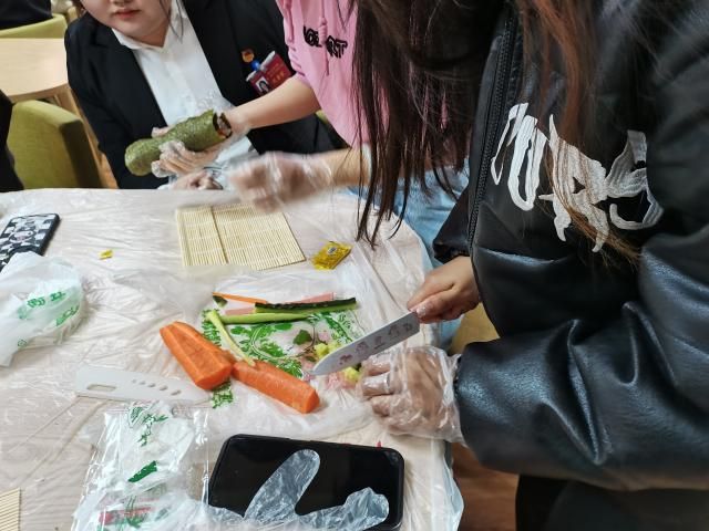 【完满团支部】寿司一卷 烦恼拜拜——食品与环境学院食品2101班完满团支部活动
