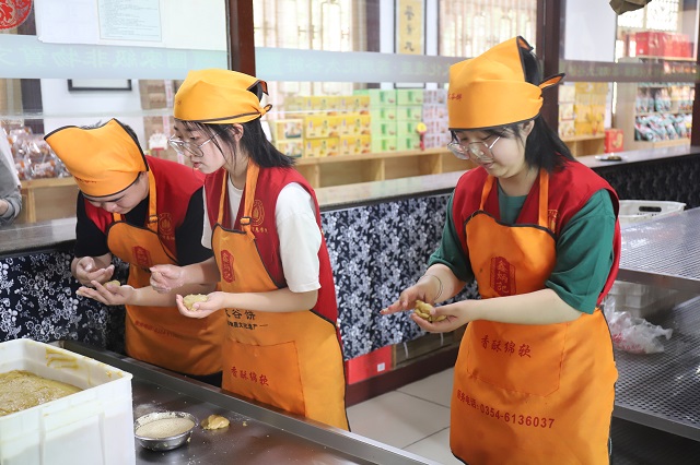 【三下乡】新工科青年带你“云”看鑫炳记——大数据学院、信息工程学院“智·惠农”太谷农高区产业振兴实践团