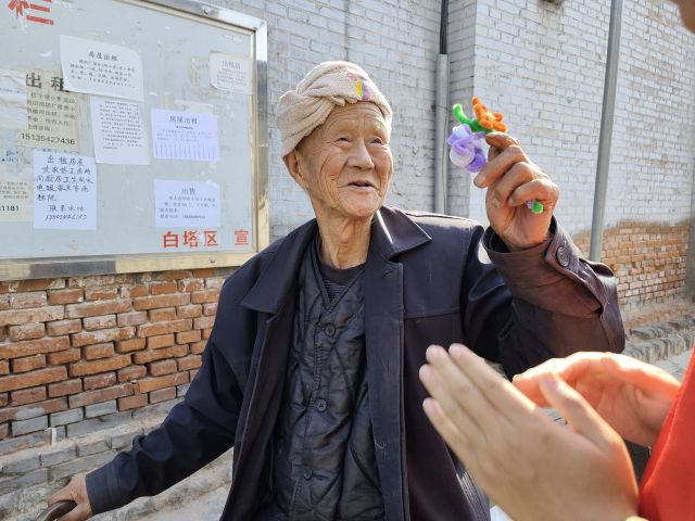 流光莫道孝情晚 敬老之仪手留香——艺术传媒学院“拾遗记”非遗传承在行动 在光影中感受非遗魅力