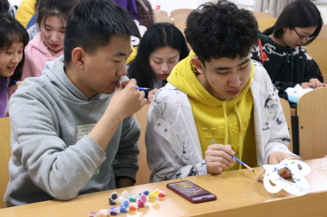 传承经典 走进国粹——外国语言文学系“创意脸谱”DIY大赛