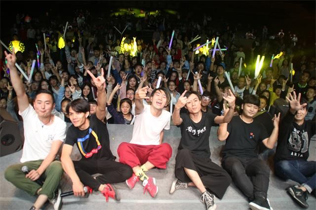 【音乐节·无边】秋夜下的摇滚 放飞青春不羁的心——“2017 无边”第五届校园摇滚音乐节感想