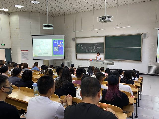【辅导员说完满】保护自身安全 树立健康心态——食品与环境学院2018级主题年级会