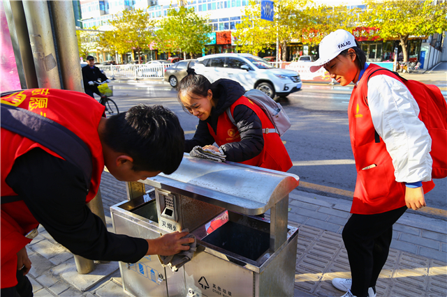 环卫工人日 我校志愿者感恩城市“美容师”