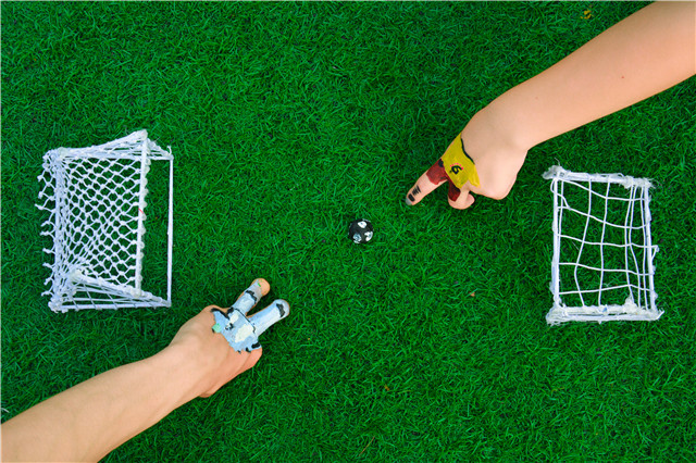 前行第159期:战况激烈 信院学子手绘百球火热引燃世界杯