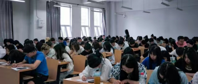 【辅导员说完满】以梦为马 写一封致未来的信——经济与管理学院2022级辅导员说完满活动
