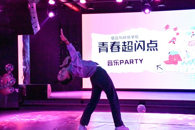 学生舞蹈盛宴:音乐与舞姿的完美融合——食品与环境学院音乐PARTY活动