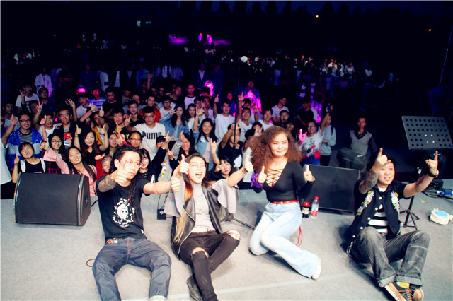 【音乐节·无边】快速拨动琴弦的手指 地狱底层般的呐喊——“2017 无边”第五届校园摇滚音乐节