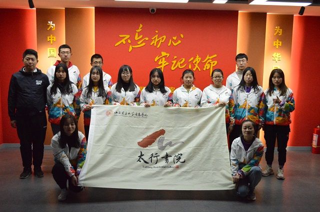 参观“不忘初心、牢记使命”主题教育档案文献展 激励信院学子担当作为