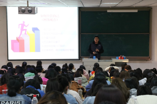 【辅导员说完满】化茧成蝶 众丝成线——外国语言文学系2018级辅导员说完满之“经营自己 融入集体”