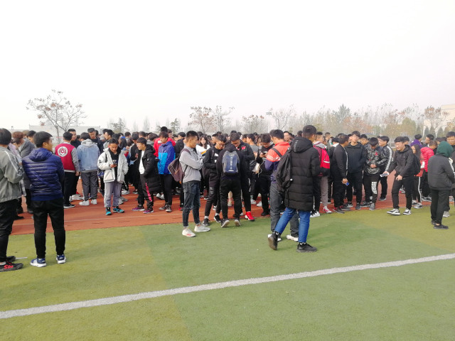 趣味奔跑 在奔跑中收获快乐——智能工程学院第八届“荣耀杯”20人*80米趣味奔跑挑战赛