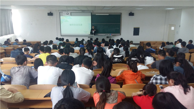 【辅导员说完满】激情四月 梦想五月——经济管理系15级辅导员说完满班会