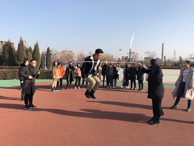 【完满班级】广阔的绿茵场上“绳”采飞扬——艺术传媒学院视觉(专升)1805班“热爱生活,跃动青春”冬季长绳趣味赛