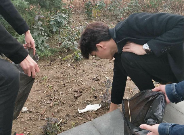 【完满班级】守护校园母亲 筑建理想家园——动画1701班举办“清理校园白色污染”完满班级活动