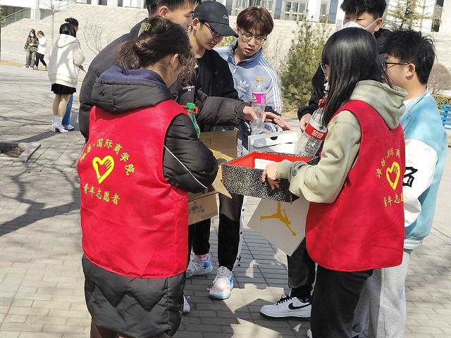 学雷锋践初心 爱心“箱”传递——淬炼·国际商学院爱心银行系列活动(八十九)