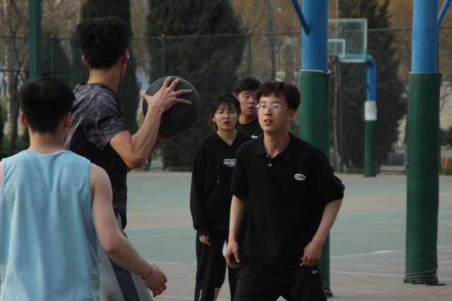 搏击球技 增进情感——我与院长“约个球”活动