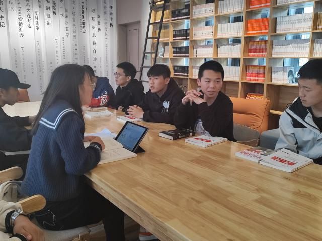 纵观经济 横看人生——食品与环境学院2021级大咖阅读系列活动