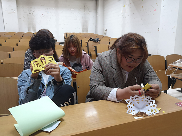 【完满班级】剪刀藏乾坤 纸上影众生——艺术传媒学院产品设计1801班举办“生动传神 跃然纸上”剪纸展览完满班级活动
