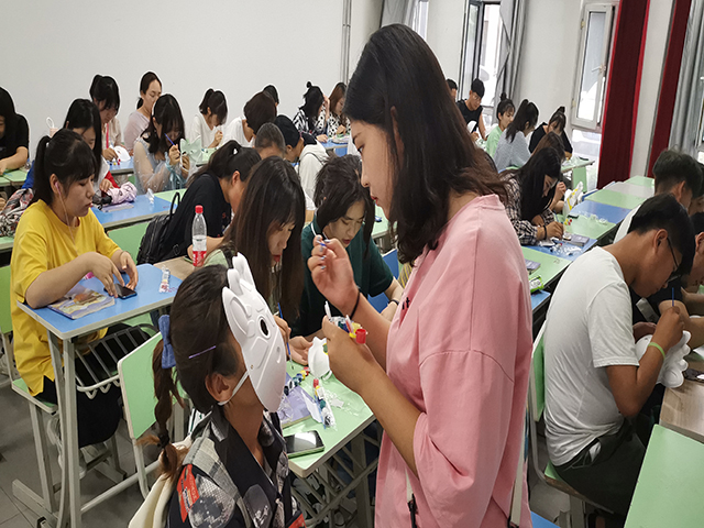 【完满班级】百变面具 异彩纷呈——艺术传媒学院动画1801班的“百变千面·异彩纷呈”创意面具彩绘