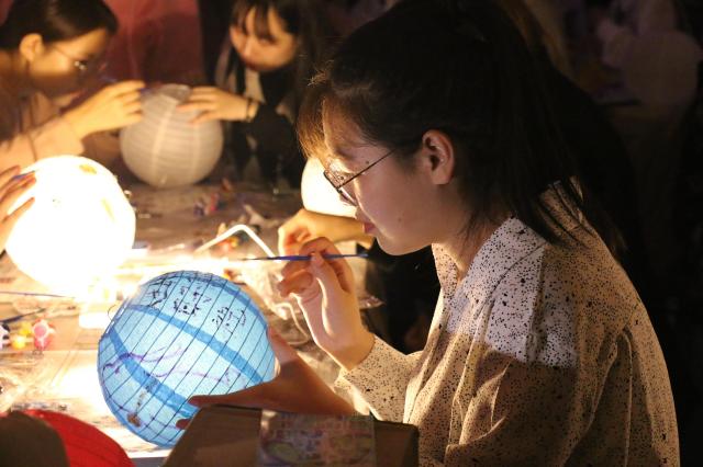 温暖金秋 智达同行——智能工程学院、三达书院第三届中秋花灯节活动