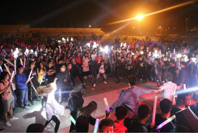 【音乐节】秋夜下的摇滚 放飞青春不羁的心——“2017 无边”第五届校园摇滚音乐节感想