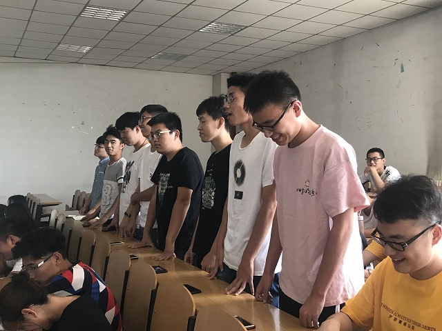 【辅导员说完满】完满点燃希望 自信成就未来——淬炼商学院“辅导员说完满”系列活动（九）