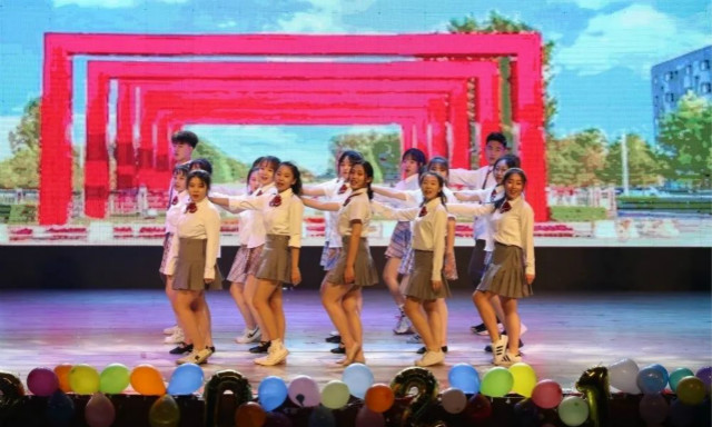 朗朗金钟迎新年 执梦远航谱新章——外国语文学系2021年元旦晚会