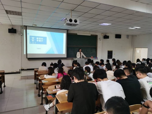 【辅导员说完满】“就”趁现在 “职”争朝夕——经济与管理学院2020级辅导员说完满