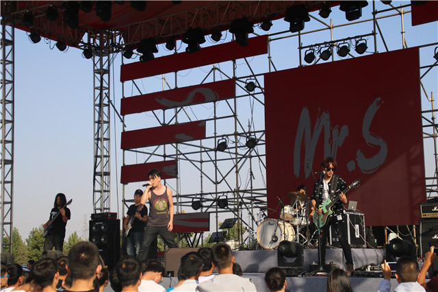 【音乐节·无边】摇滚  舞动在上帝指甲上的生命——“2017 无边”第五届校园摇滚音乐节感想