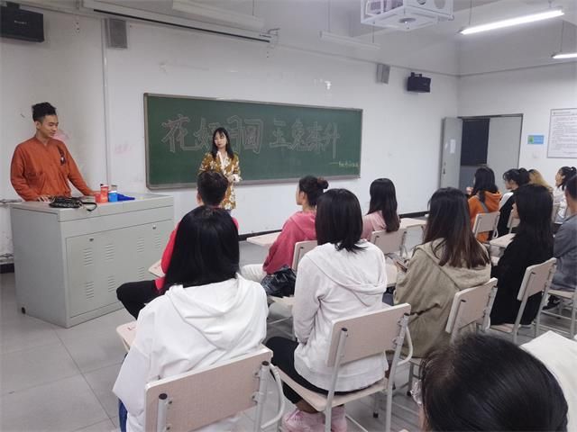 【完满班级】花好月圆 玉兔东升——艺术传媒学院环设1605班举办“中秋诗词大比拼”完满班级活动