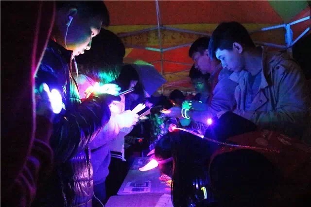 千余名信院“萤火虫”为爱雨夜奔跑