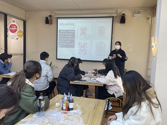 【完满班级】创意扎染 让爱定格——艺术传媒学院环境设计2002班完满班级活动