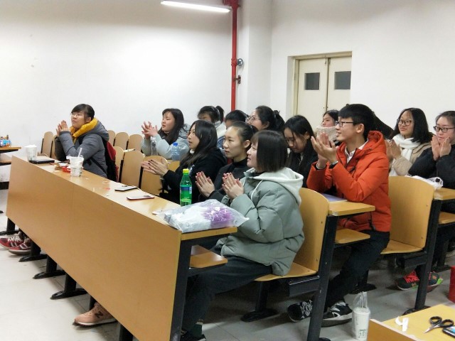 【完满班级】巧手打造废杂物  奇思妙想改新颜——淬炼商学院“创”享青春主题活动（二十三）