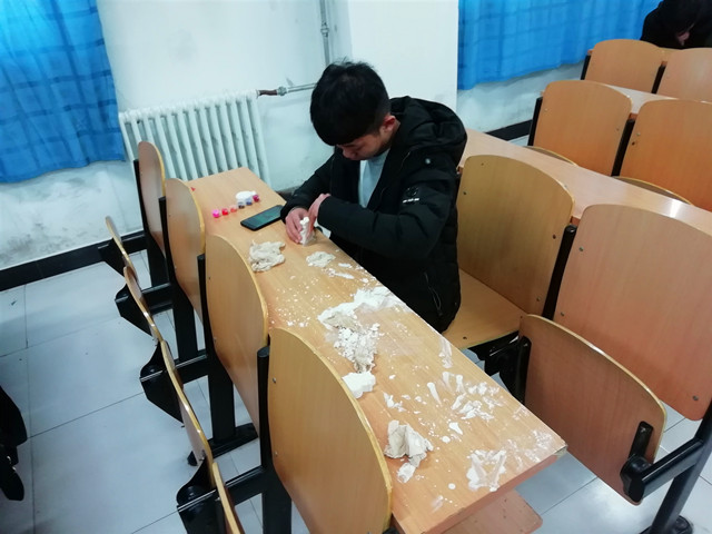 【社团快讯】我是一个“粉刷匠”——智能工程学院创意模型社之彩绘石膏