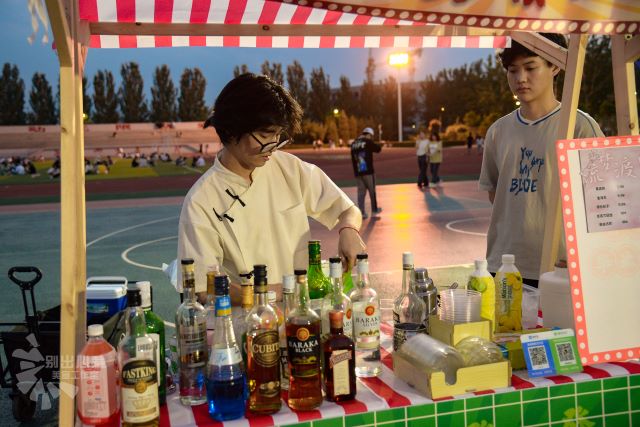 “日不落”毕业夜市超燃来袭 这个毕业季氛围感拉满了!