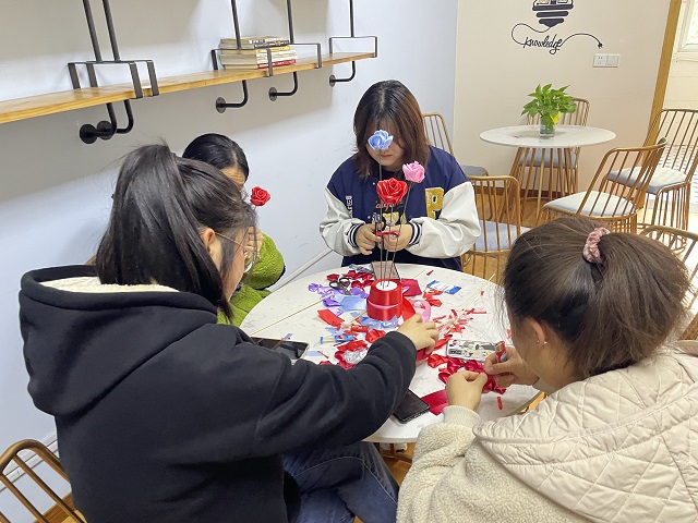 迎接冬季 多肉进宿舍——食品与环境学院“懂花 才懂生活”花艺小课堂