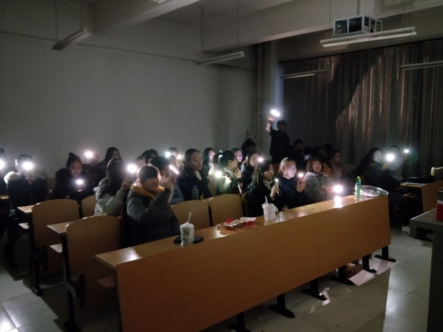 【完满班级】巧手打造废杂物  奇思妙想改新颜——淬炼商学院“创”享青春主题活动（二十三）