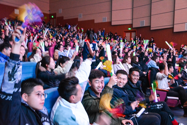 600名小屋的“族人们”齐聚乌马河随民谣律动——“大冰的小屋·百城百校音乐会”信息学院站