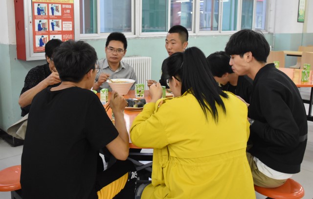 你的声音 主任倾听——信息工程系组织开展新学期系主任座谈会、共膳日交流活动