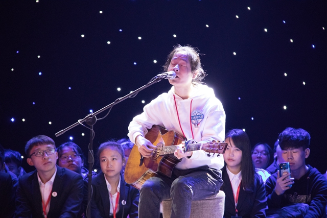 600名小屋的“族人们”齐聚乌马河随民谣律动——“大冰的小屋·百城百校音乐会”信息学院站