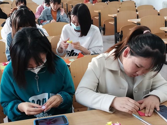 【完满班级】齐心共贺 写意共剪——食品与环境学院食品1901班班级艺术剪纸实践完满班级活动