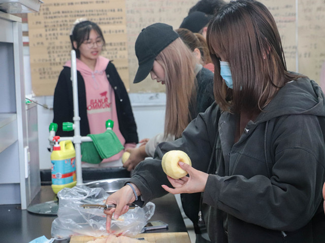 花看半开 酒饮微醺 享酿酒之乐——食环&箕城举办“时尚·生活·家”养成计划之“酒之初醒 品而如故”果酒酿造