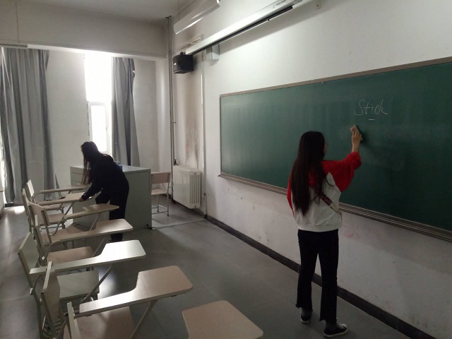 【完满班级】向上向善 做守护环境的天使——艺术传媒系2017级举办“向上向善 美化环境教室清洁”活动