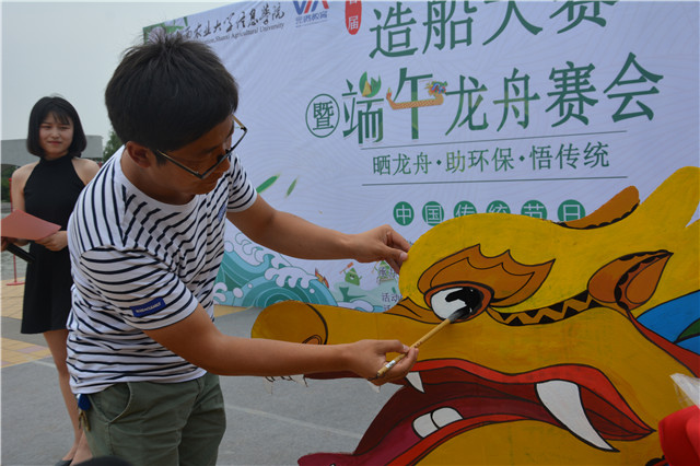数百大学生造龙舟  品味传统盛会——首届“晒龙舟•助环保•悟传统”造船大赛暨端午龙舟赛会圆满落幕