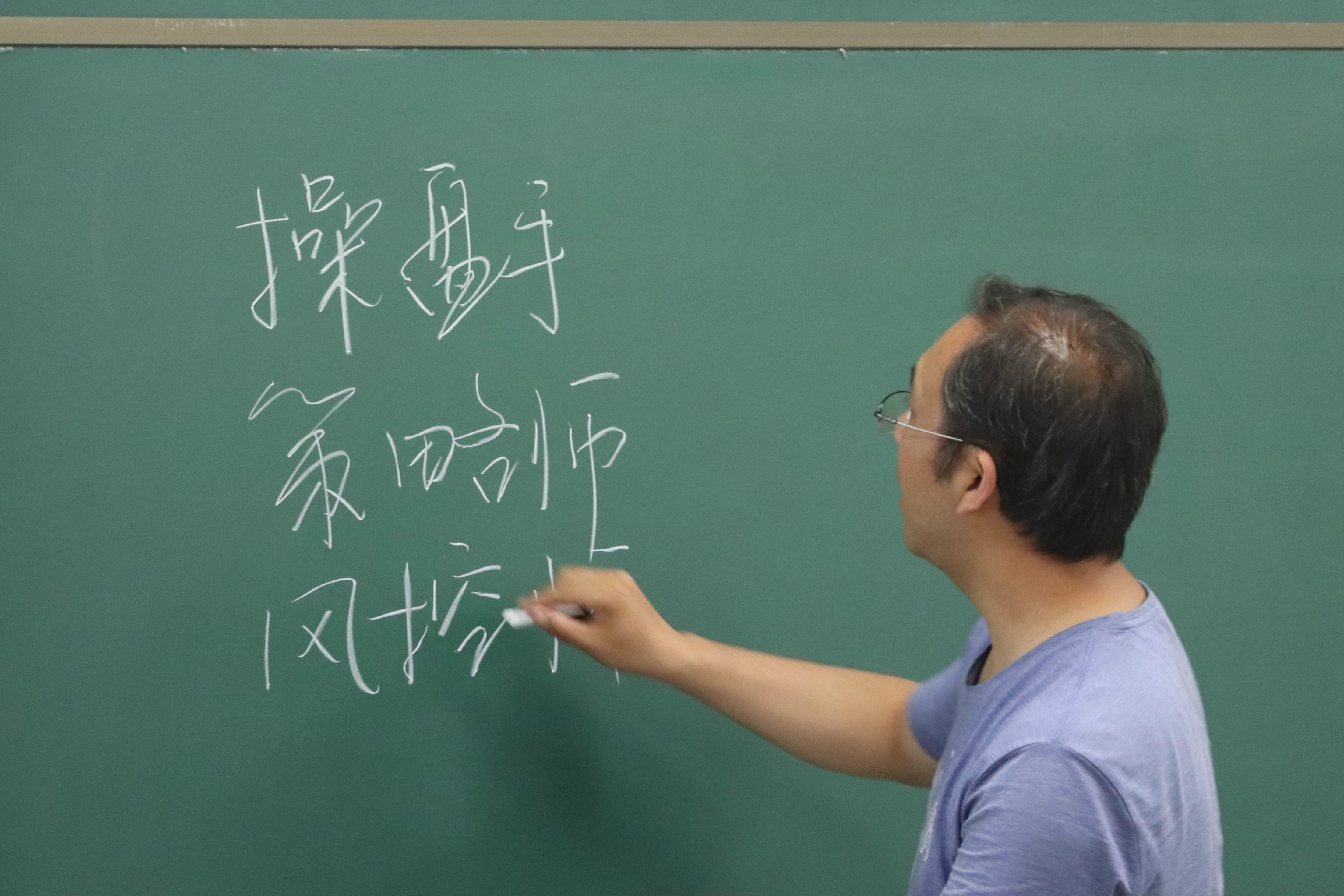 【1+1>2】投资理财日进斗金 经营有方赢得未来——经济与管理学院炒股大赛培训会