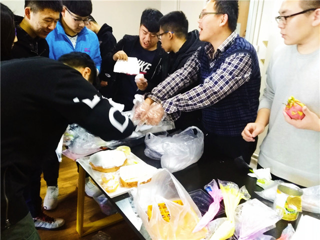 【完满班级】小月风来晚 戴云密遮星——机电工程系电气1604班“男女DIY蛋糕涂鸦”完满班级活动为冬季增添光彩