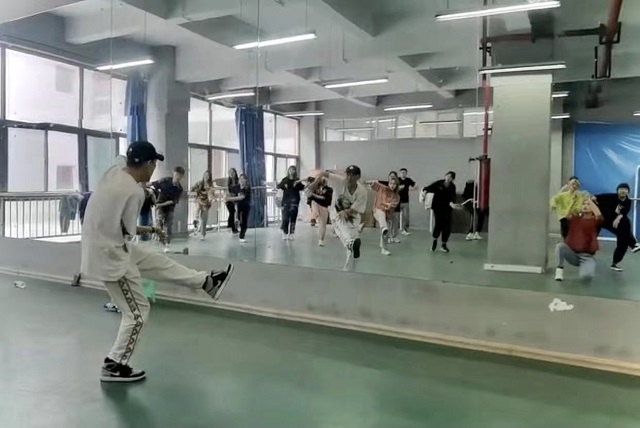 全力备战！星启舞战队训练进行时