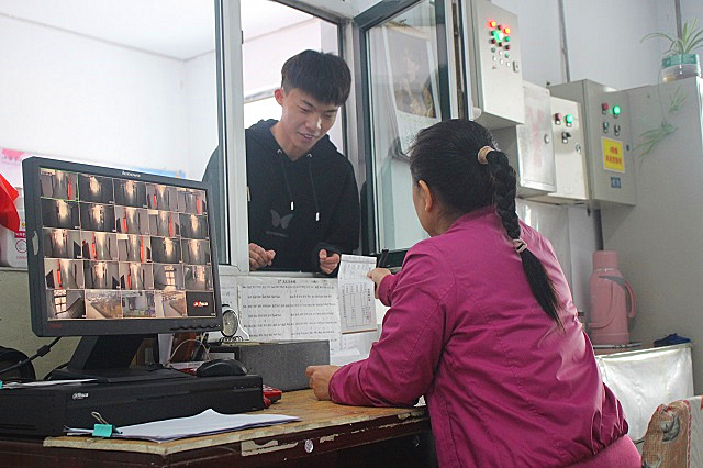 淬炼校媒人爱心摄影送温暖 记录平凡岗位上的坚守