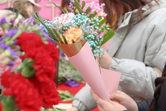携手人间芳菲处 共话烂漫春光时——2022“春暖信院”女生节系列活动