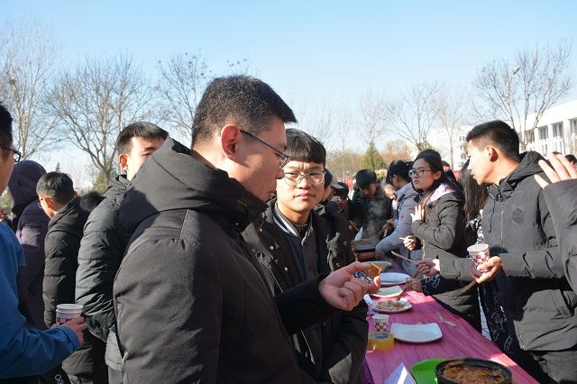 尝尽佳肴香飘十里 洗尽铅华佳作诱惑——食品与环境学院举办“舌尖上的诱惑”DIY美食慈善品鉴会